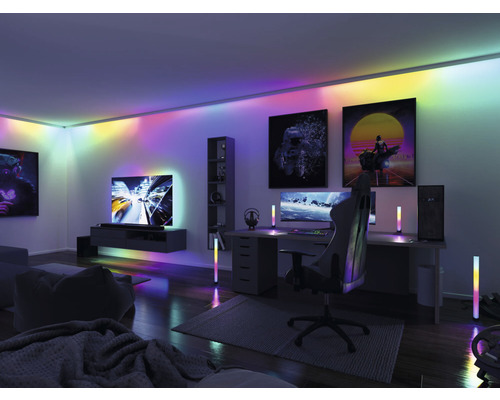 Obývacia izba s televízorom, stolom a RGB osvetlením pre hráčov.