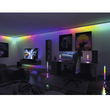 Moderná obývacia izba s LED pásmi na strope a stojacími lampami na akcentové osvetlenie