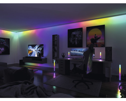 Moderná obývacia izba s LED pásmi na strope a stojacími lampami na akcentové osvetlenie
