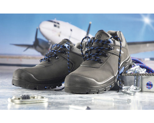 Pár bezpečnostnej obuvi pred lietadlom