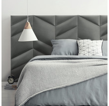 Spálňa s čalúneným čelom postele, posteľnou bielizňou a závesným svietidlom