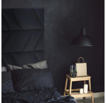 Spálňa s posteľou, nočným stolíkom, lampou a stenovými panelmi