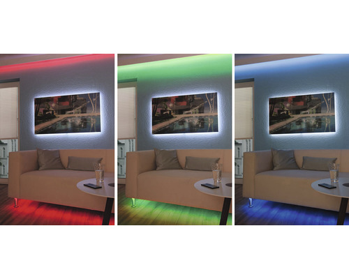 Obývacia izba s osvetleným obrazom na stene a nepriamym osvetlením v rôznych farbách