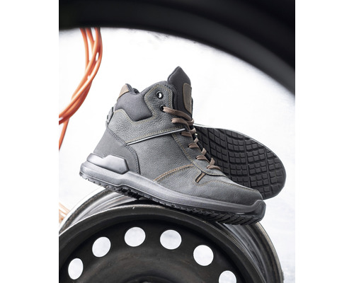 Pracovná obuv s vysokým zvrškom na ráfiku kolesa