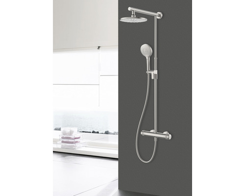 Sprchový stĺp s hlavovou a ručnou sprchou v kúpeľni