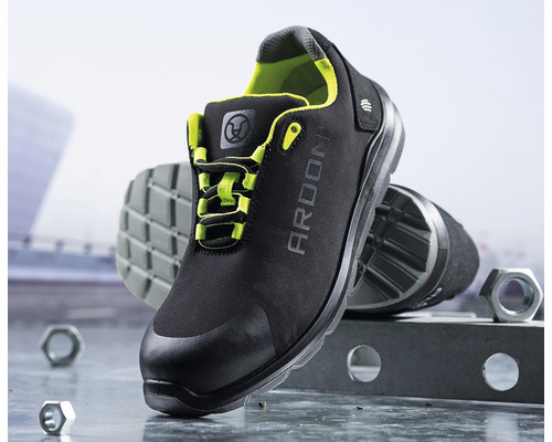 Čierna bezpečnostná pracovná obuv Ardón so sivou podrážkou a žltými šnúrkami