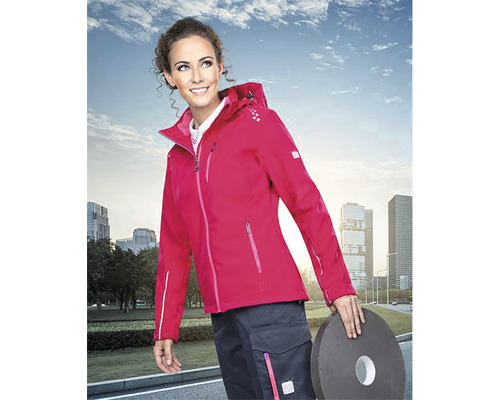 Žena s ružovou funkčnou bundou a tmavými pracovnými nohavicami vonku