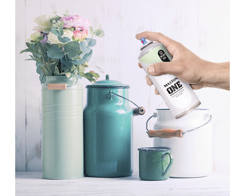 Scéna s dekoráciou a sprejom Maston One v ruke