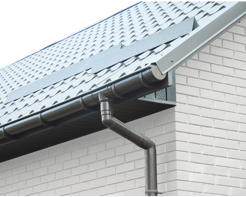 Odkladacia rúra a zvod pri dome s škridlovou strechou