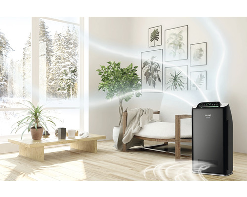 Obývacia izba s čističkou vzduchu, stolom a dekoráciou pre čistý vzduch