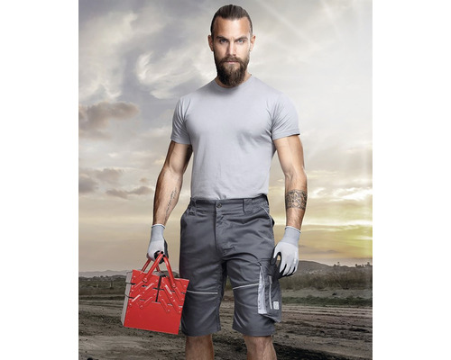 Muž s kufríkom na náradie a krátkymi pracovnými nohavicami