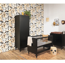 Detská izba s detskou postieľkou, komodou, skriňou a dekoráciami v štýle safari