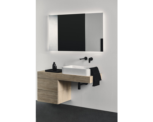 Moderná kúpeľňa s umývadlovou skrinkou, umývadlom na dosku a osvetleným zrkadlom