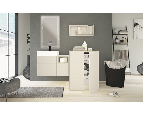 Moderná kúpeľňa s umývadlom, osvetleným zrkadlom, práčkou a košom na bielizeň