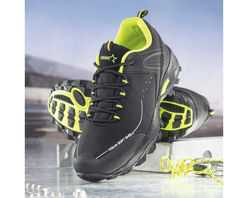 Čierne trekové topánky so šnúrkami a profilovanou podrážkou