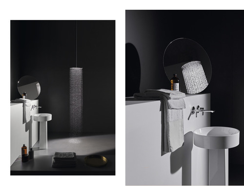 Kúpeľňa s okrúhlou hlavovou sprchou, umývadlom, zrkadlom a uterákmi