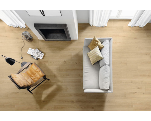 Obývacia izba so svetlou drevenou podlahou, krbom a posedením