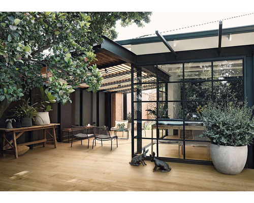 Vonkajší priestor s drevenou podlahou, sedením a rastlinami