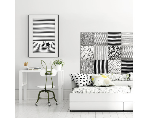 Zariadenie izby so stolom, stoličkou a posteľou v čiernej a bielej farbe.