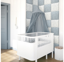 Detská izba s bielou detskou postieľkou a modrým baldachýnom