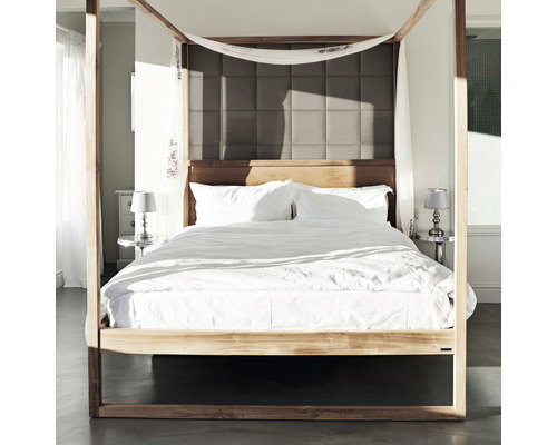 Posteľ s baldachýnom, posteľná bielizeň a čalúnené čelo postele v spálni