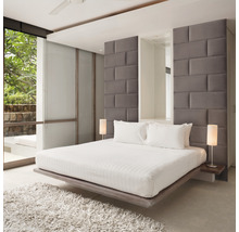 Svetlá spálňa s manželskou posteľou, nočnými lampami a oknom