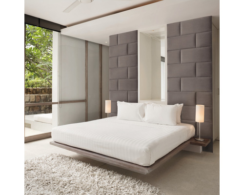 Svetlá spálňa s manželskou posteľou, nočnými lampami a oknom