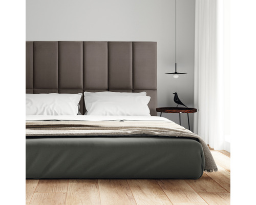 Spálňa s posteľou, nočným stolíkom a dekoráciou