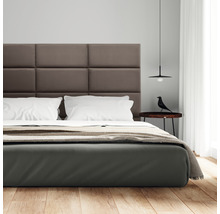 Moderná spálňa s posteľou, nočným stolíkom a lampou