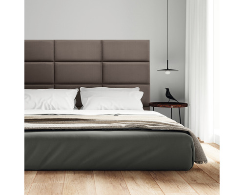 Moderná spálňa s posteľou, nočným stolíkom a lampou