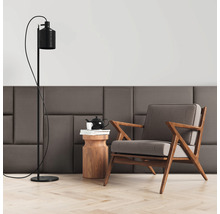 Obývacia izba s kreslom, stojacou lampou a odkladacím stolíkom