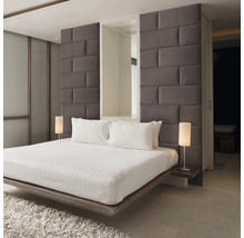 Spálňa s posteľou, nočnými stolíkmi a stenovými panelmi