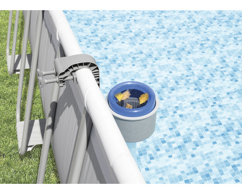 Skimmer do bazéna zavesený na oceľovom rámovom bazéne