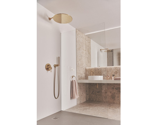 Moderná kúpeľňa so sprchou, umývadlom a zrkadlom