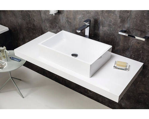 Moderná kúpeľňa s bielym umývadlom na doske