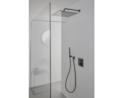 Kúpeľňa s hlavovou sprchou, ručnou sprchou a sklenenou stenou