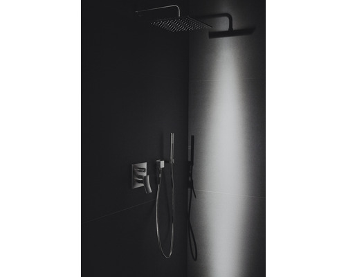 Sprcha s hlavovou a ručnou sprchou v kúpeľni