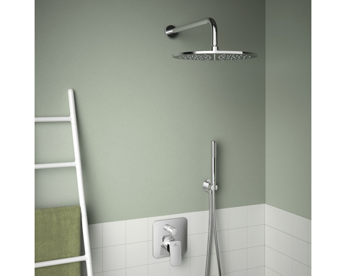 Kúpeľňový priestor s dažďovou sprchou, ručnou sprchou, batériou a držiakom na uteráky