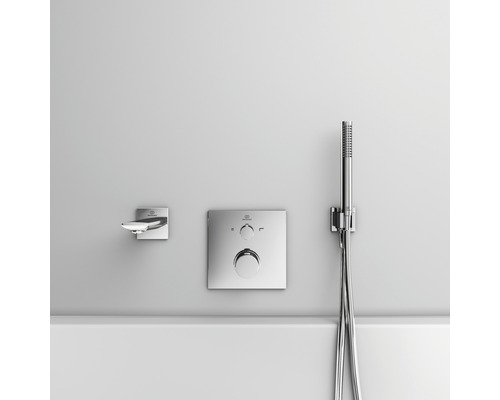 Vaňová batéria na stenu s ručnou sprchou na stene