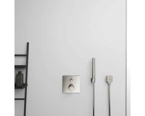 Vstavaná sprchová batéria s ručnou sprchou a odkladacím rebríkom v kúpeľni