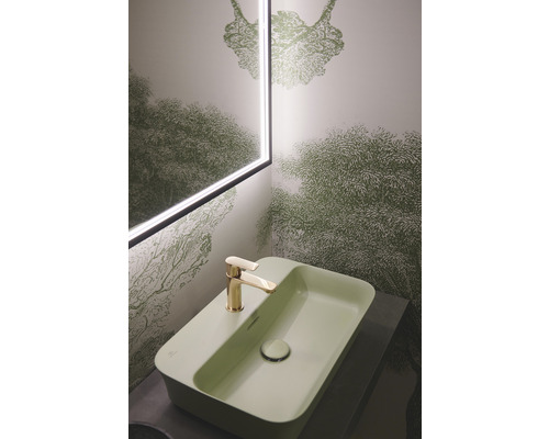 Kúpeľňa s obdĺžnikovým umývadlom na dosku, batériou a osvetleným zrkadlom