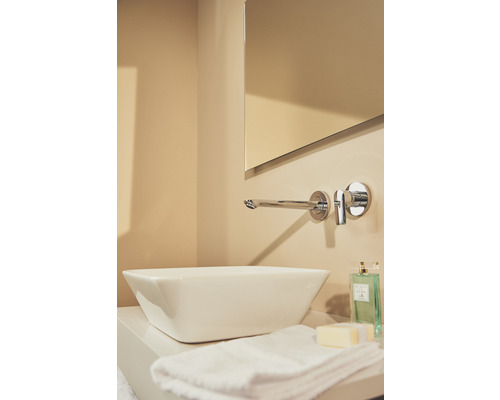 Moderná kúpeľňa s umývadlom na dosku, batériou a zrkadlom