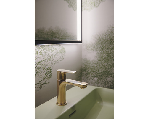 Umývadlová batéria na umývadle so zrkadlom v kúpeľni