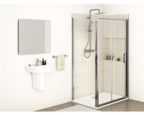 Kúpeľňa so sprchou, umývadlom, zrkadlom a držiakom na uteráky pre svetlé a usporiadané prostredie.