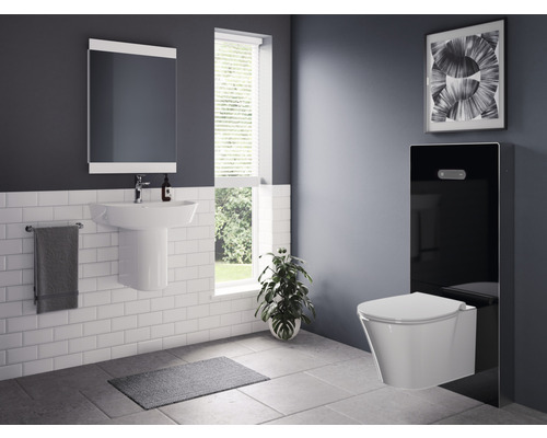 Moderná kúpeľňa s toaletou, umývadlom, zrkadlom a doplnkami.