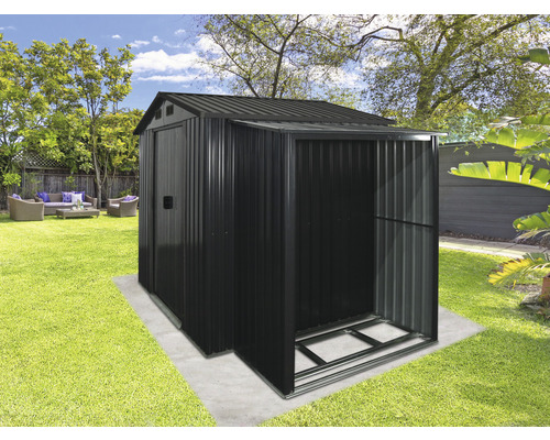 Záhradná búda s otvorenými dverami v záhrade