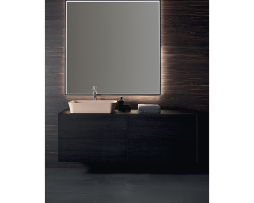 Moderná kúpeľňa s umývadlom, skrinkou a osvetleným zrkadlom