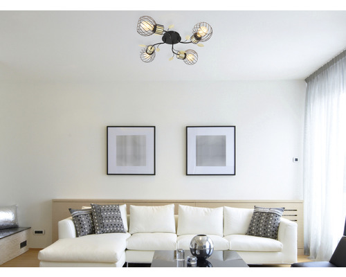 Stropné svietidlo s piatimi svetlami v obývacej izbe