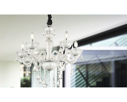 Biely luster s piatimi svetlami a krištáľovými príveskami