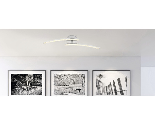 Stropné svietidlo s dvoma zakrivenými svetelnými prvkami v obývacej izbe